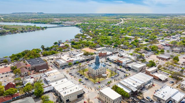 912 W Bridge Street, Granbury, TX 76048