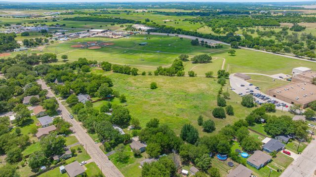 912 W Bridge Street, Granbury, TX 76048