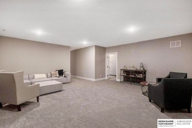 6857 Portage Drive, Papillion, NE 68046