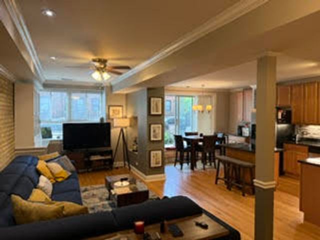 902 W AGATITE Avenue T, Chicago, IL 60640