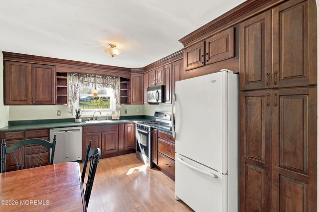 32 Arneytown Hornerstown Road, Cream Ridge, NJ 08514