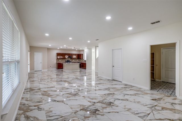915 Penny Royal Court, Arlington, TX 76002
