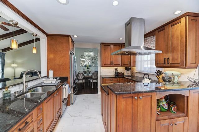 1030 W Kendall Terrace, Addison, IL 60101