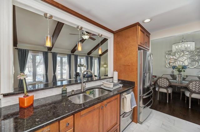 1030 W Kendall Terrace, Addison, IL 60101