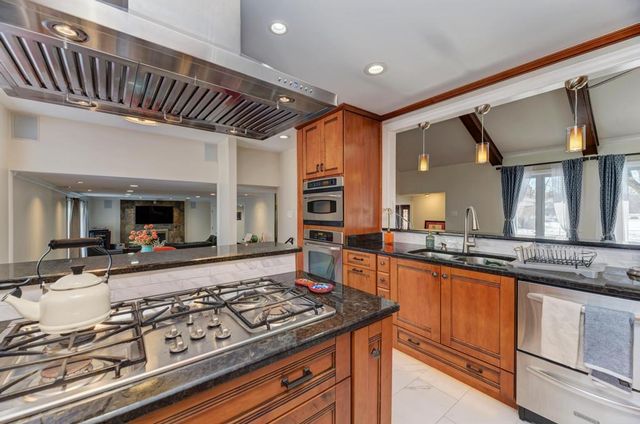 1030 W Kendall Terrace, Addison, IL 60101