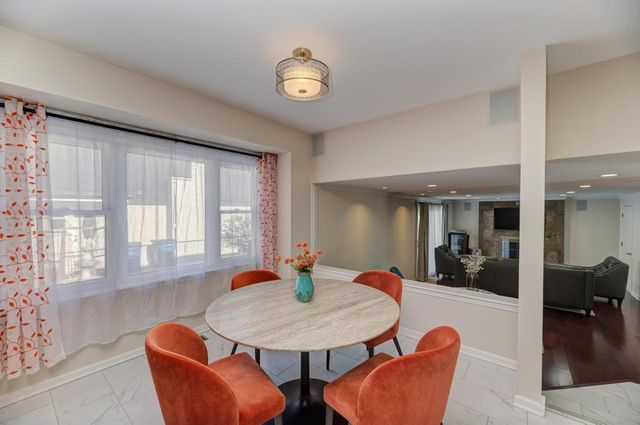 1030 W Kendall Terrace, Addison, IL 60101