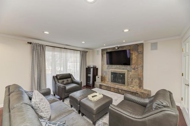 1030 W Kendall Terrace, Addison, IL 60101