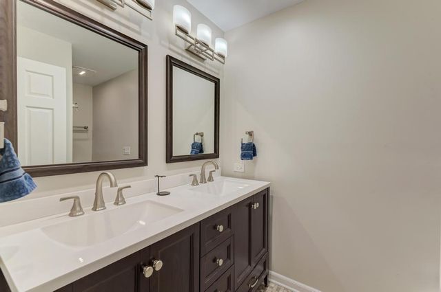 1030 W Kendall Terrace, Addison, IL 60101