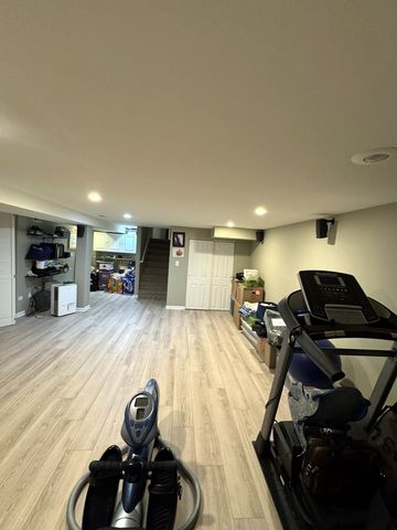 1030 W Kendall Terrace, Addison, IL 60101