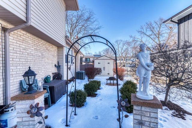 1030 W Kendall Terrace, Addison, IL 60101