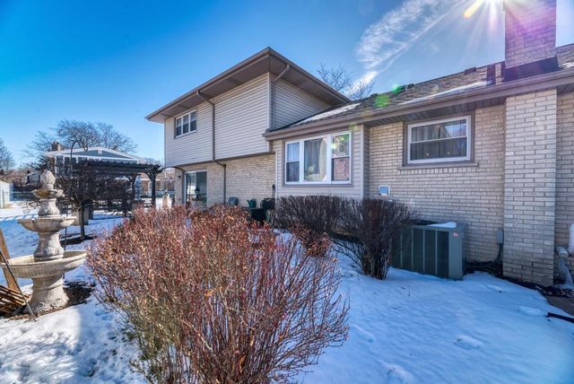 1030 W Kendall Terrace, Addison, IL 60101