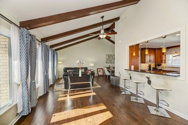 1030 W Kendall Terrace, Addison, IL 60101