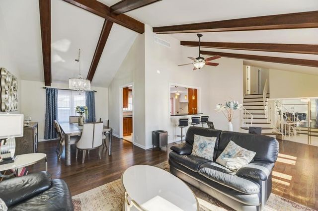 1030 W Kendall Terrace, Addison, IL 60101