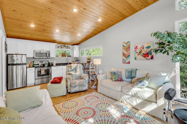 5084 Firetower Road, Kiln, MS 39556
