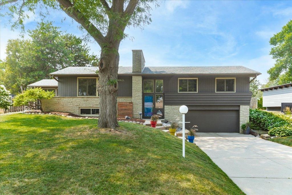 140 Brunswick Avenue S, Golden Valley, MN 55416