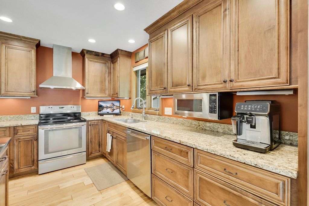 10234 Nottingham Trail, Eden Prairie, MN 55347 — photo 5