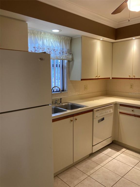 Image 4 of property listing at 5920 80TH STREET N 204, St Petersburg, FL 33709