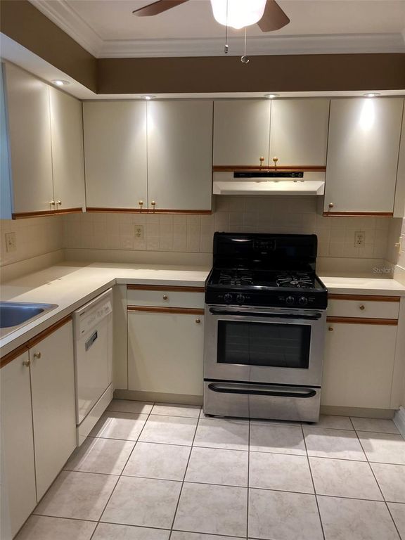 Image 5 of property listing at 5920 80TH STREET N 204, St Petersburg, FL 33709