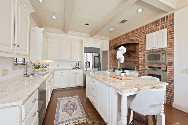 9307 Lake Forest Court S, College Station, TX 77845