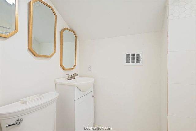 9307 Lake Forest Court S, College Station, TX 77845