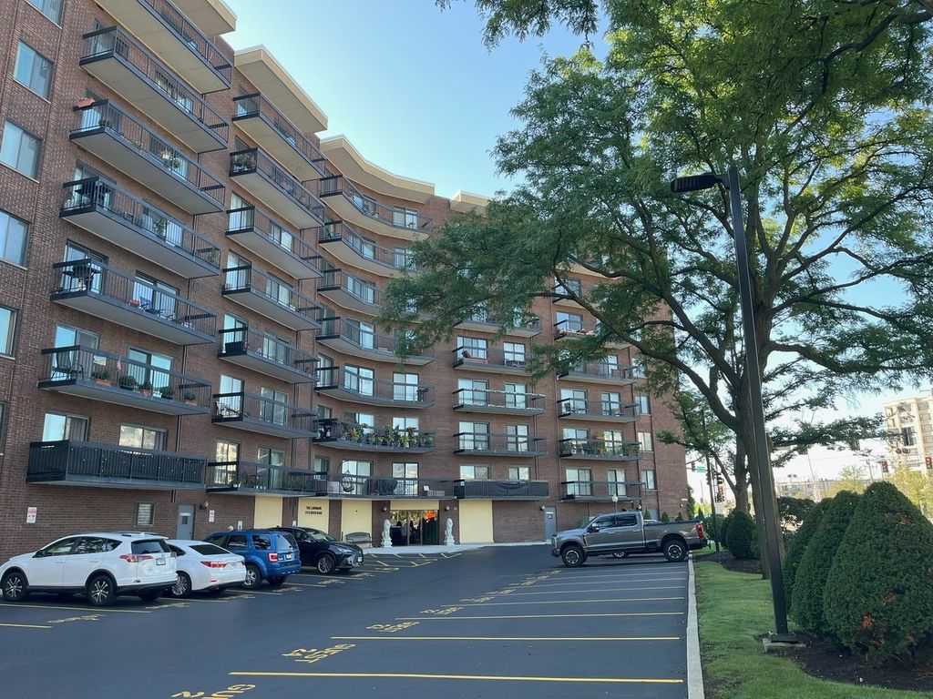 711 S River Road 401, Des Plaines, IL 60016
