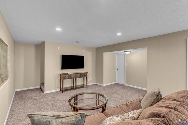 3639 SW Glendale DR, Topeka, KS 66614