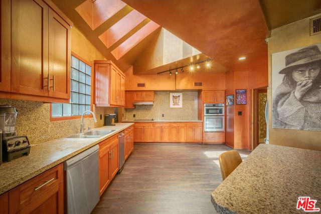 2189 Sunset Plaza Drive, Los Angeles, CA 90069