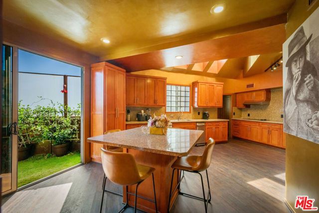 2189 Sunset Plaza Drive, Los Angeles, CA 90069