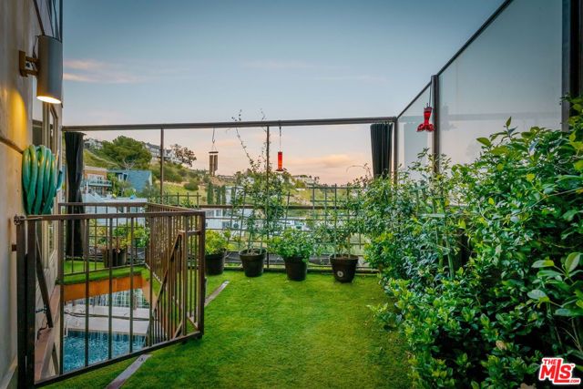 2189 Sunset Plaza Drive, Los Angeles, CA 90069