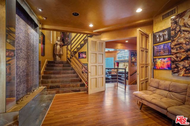 2189 Sunset Plaza Drive, Los Angeles, CA 90069