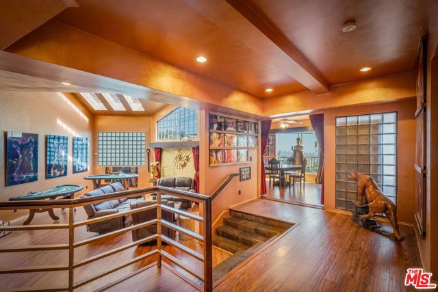 2189 Sunset Plaza Drive, Los Angeles, CA 90069