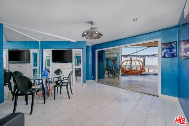 2189 Sunset Plaza Drive, Los Angeles, CA 90069