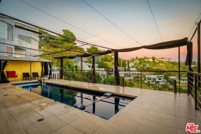 2189 Sunset Plaza Drive, Los Angeles, CA 90069