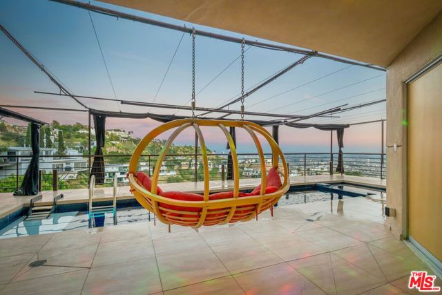 2189 Sunset Plaza Drive, Los Angeles, CA 90069