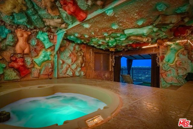 2189 Sunset Plaza Drive, Los Angeles, CA 90069