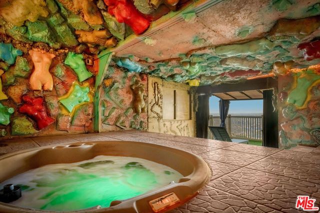 2189 Sunset Plaza Drive, Los Angeles, CA 90069