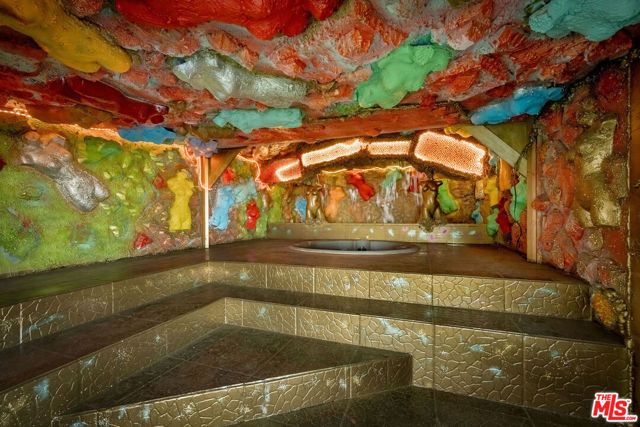 2189 Sunset Plaza Drive, Los Angeles, CA 90069