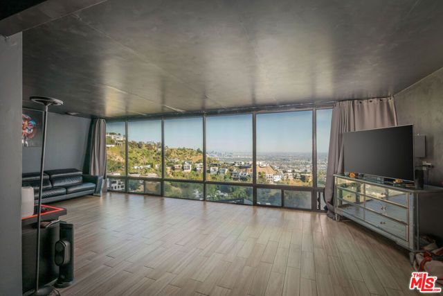 2189 Sunset Plaza Drive, Los Angeles, CA 90069