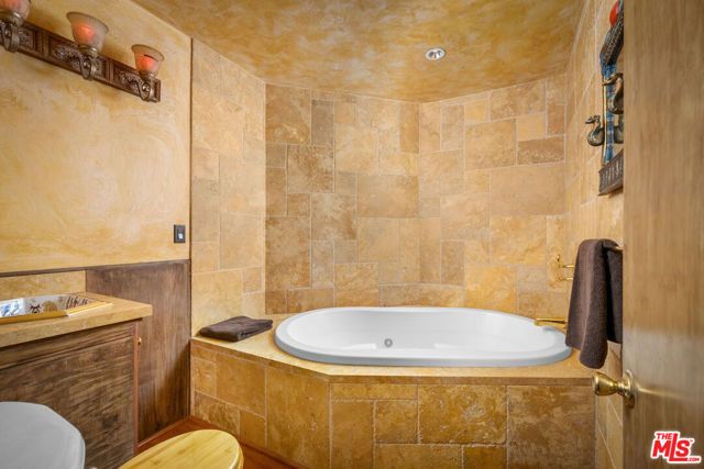 2189 Sunset Plaza Drive, Los Angeles, CA 90069