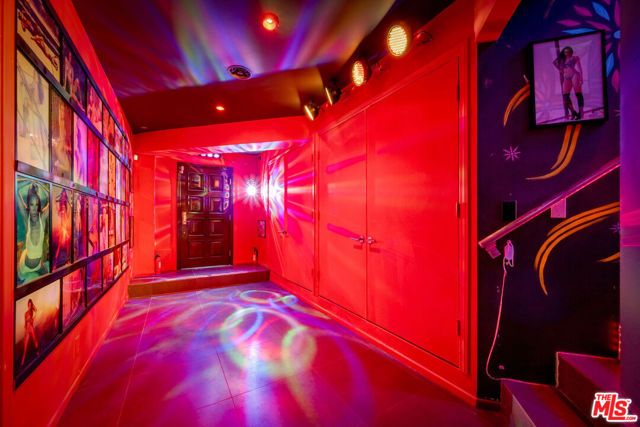 2189 Sunset Plaza Drive, Los Angeles, CA 90069