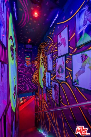 2189 Sunset Plaza Drive, Los Angeles, CA 90069