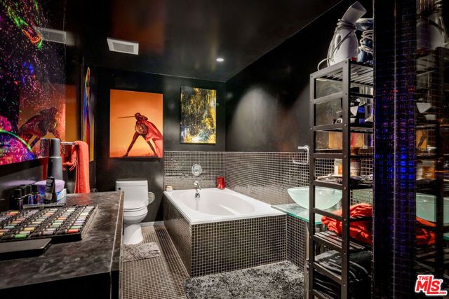 2189 Sunset Plaza Drive, West Hollywood, CA 90069