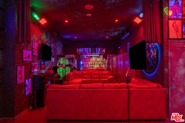 2189 Sunset Plaza Drive, West Hollywood, CA 90069