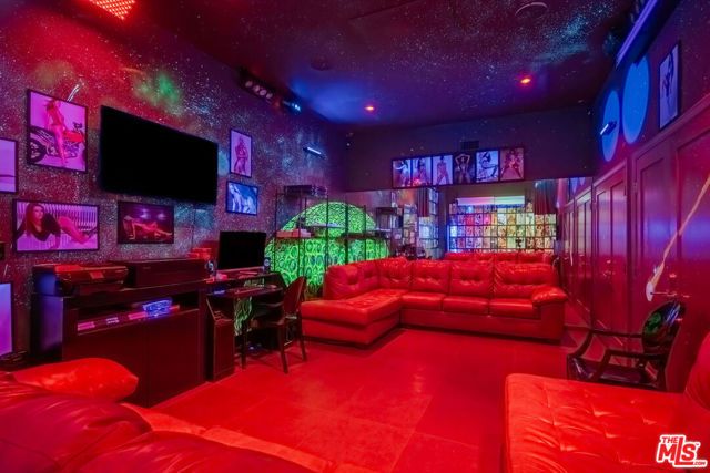 2189 Sunset Plaza Drive, West Hollywood, CA 90069