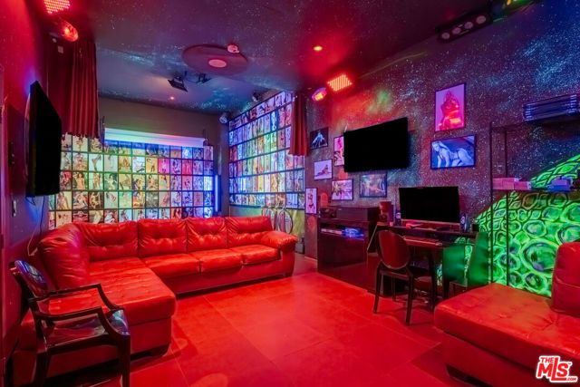 2189 Sunset Plaza Drive, West Hollywood, CA 90069