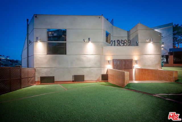 2189 Sunset Plaza Drive, West Hollywood, CA 90069