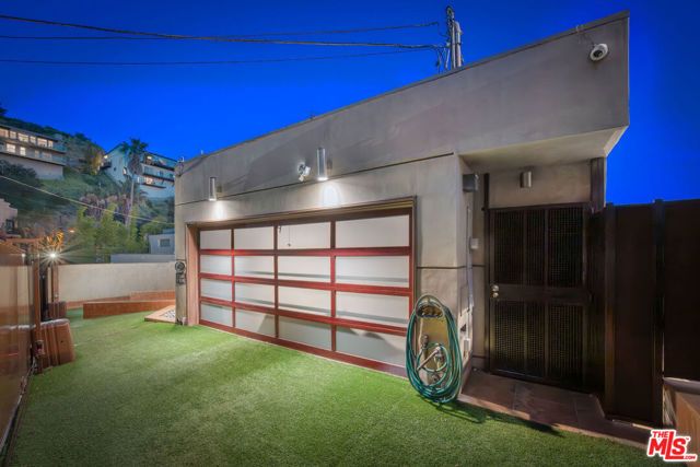 2189 Sunset Plaza Drive, West Hollywood, CA 90069