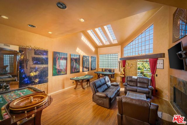 2189 Sunset Plaza Drive, Los Angeles, CA 90069