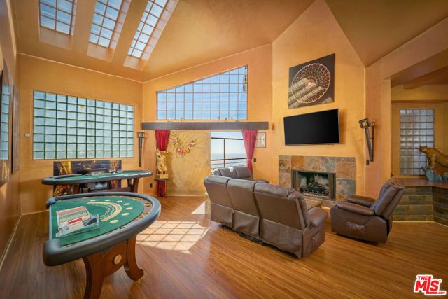 2189 Sunset Plaza Drive, Los Angeles, CA 90069