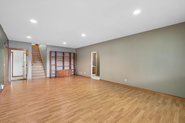 1317 Waters Path, Woodbury, MN 55129